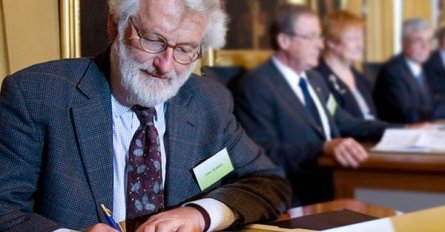 muere-a-los-75-anos-john-sulston-pionero-de-la-decodificacion-del-genoma