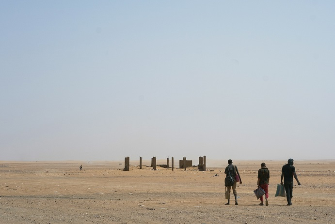 migrantes-se-pierden-al-cruzar-desierto-en-argelia-ap